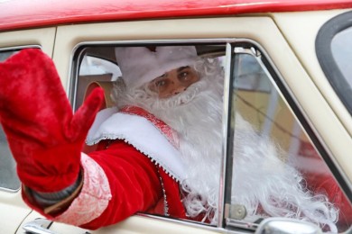 Дед Мороз и Снегурочка на ретро автомобиле «Красного пищевика» поздравят бобруйчан!