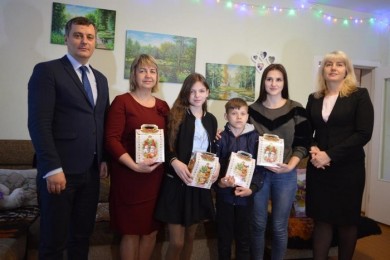 Акция «Наши дети»: новогодние подарки получили ребята из детского дома семейного типа Варичевых