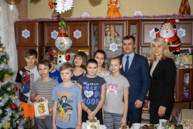 Акция «Наши дети»: новогодние подарки получили ребята из детского дома семейного типа Солодких
