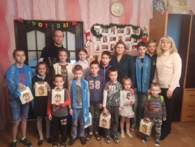 Акция «Наши дети»: новогодние подарки получили ребята из детских домов семейного типа Казначеевых и Сенцовых