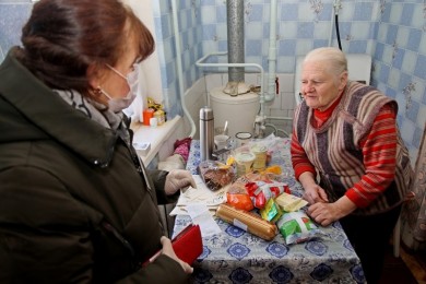 В Бобруйске волонтеры БРСМ доставляют пожилым людям продукты домой