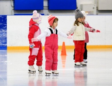 ГУ «Хоккейный клуб «Бобруйск»  осуществляет набор в группы по обучению фигурному катанию