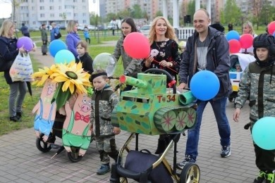 В рамках Международного дня семьи в Бобруйске прошел Парад колясок