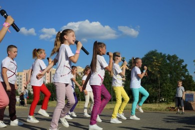 С конкурсами, улыбками и песнями: в Молодежном парке прошел праздник «Лето Первомайское»