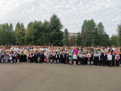 Глава администрации Первомайского района г.Бобруйска  посетил торжественную линейку в средней школе №20