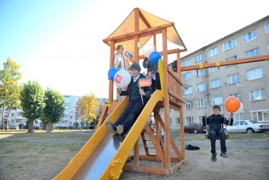 В Бобруйске прошло открытие детской горки в рамках благотворительного проекта «Праздник нашего двора вместе с «ЯСНА»