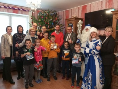 Акция «Наши дети»: новогодние подарки получили ребята из детского дома семейного типа Казначеевых