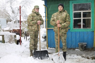 Воспитанники военно-патриотического клуба «Зубр» помогли пенсионерам
