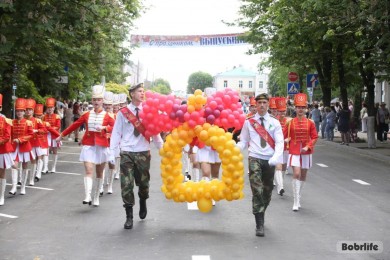 В день расставания со школой. Городской праздник «Последний звонок» состоялся в Бобруйске
