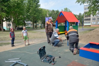 В бобруйских дворах обустраивают новые детские площадки
