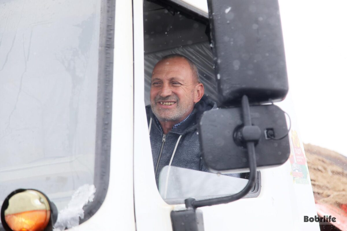 А снег не знал и падал. Коммунальные службы активно борются с апрельской стихией