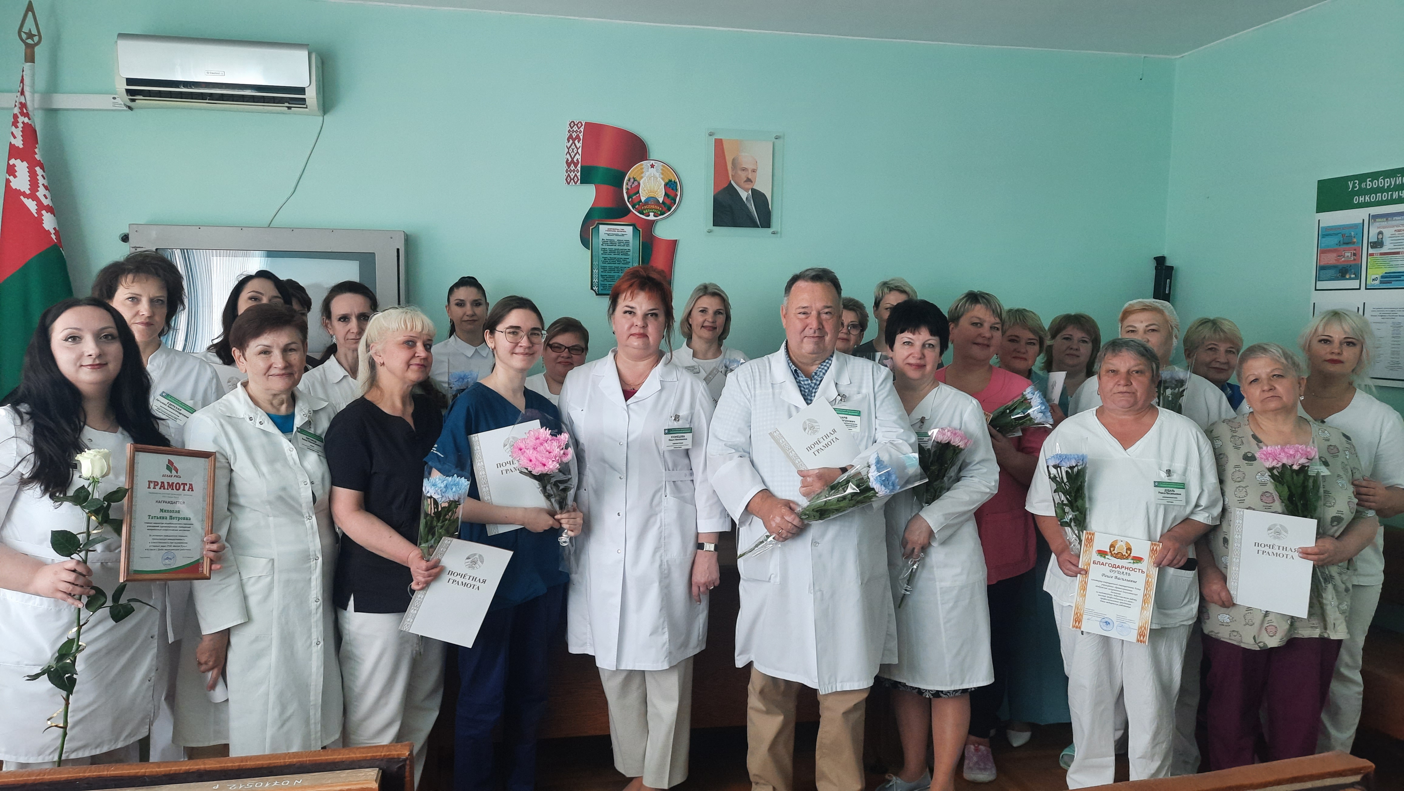 В Первомайской районной организации г. Бобруйска РОО «Белая Русь» ежегодно, в канун праздника Дня медицинского работника, самых активных членов награждают грамотами и благодарностями