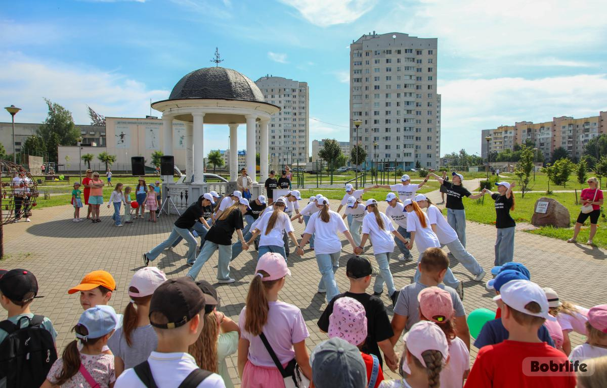 Давайте жить дружно. В Бобруйске прошел флешмоб «Детство, свободное от буллинга»