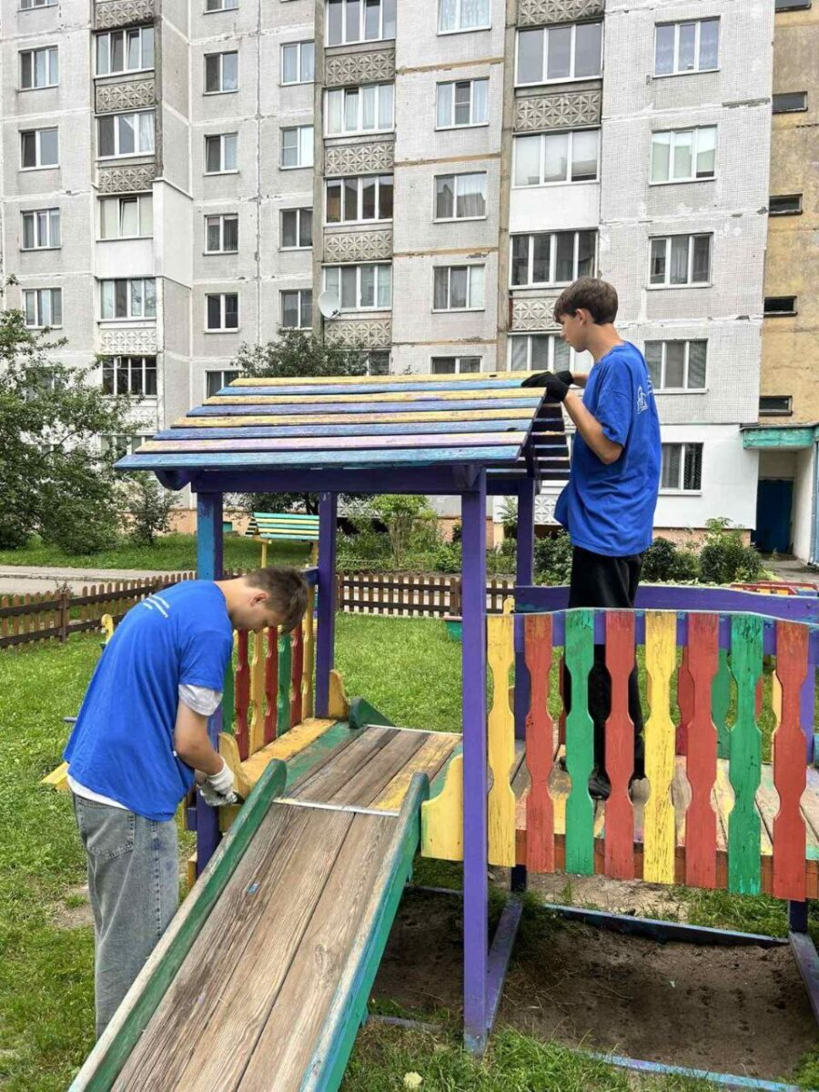 Бобруйчане благоустрили детскую площадку