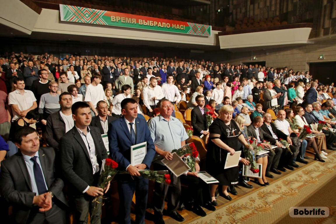 Главный ресурс – люди! Бобруйск чествовал машиностроителей во Дворце искусств