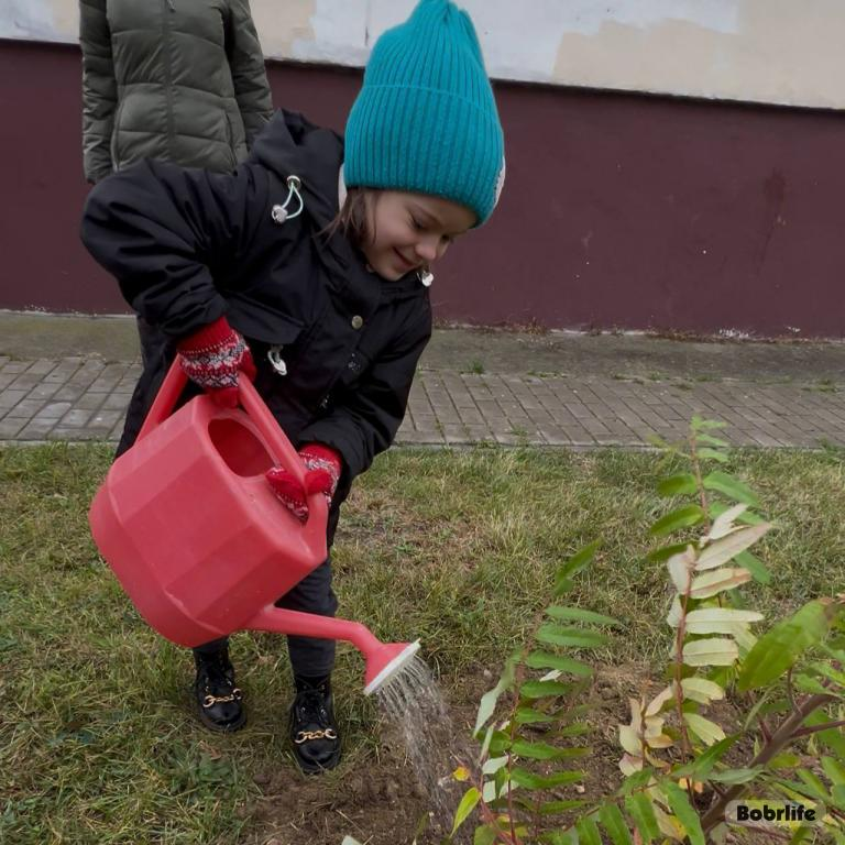 Жители самого знаменитого дома Бобруйска приняли участие в городском субботнике. Посмотрите, как тут красиво