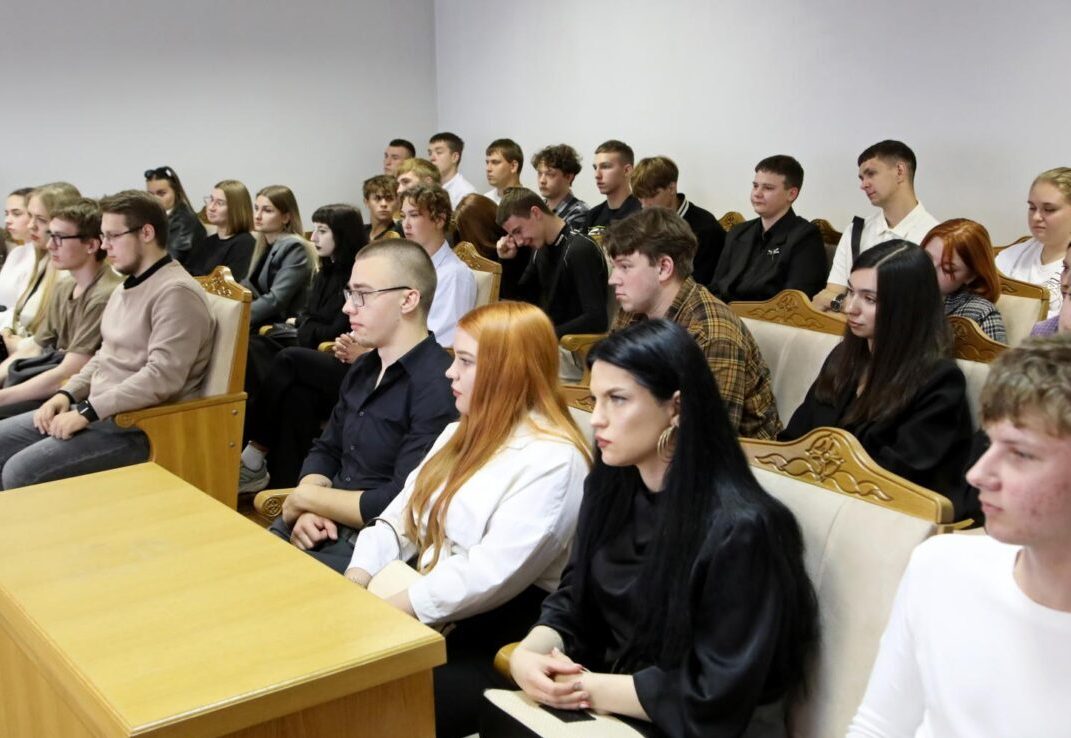 В администрации Первомайского района Бобруйска прошла встреча с молодыми специалистами.