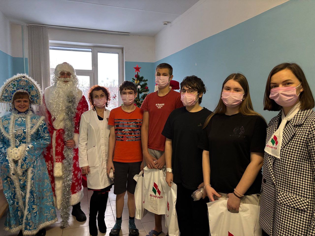 Подарили детям праздник!  Волшебство новогоднего чуда для маленьких пациентов.