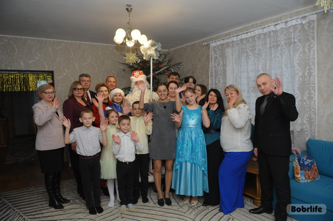 Волшебство на пороге. В Бобруйске дому семейного типа Филипович подарили новогоднюю сказку