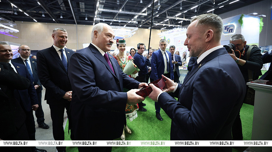 Автомобиль, мороженое и "Любимая Аленка". Александр Лукашенко вручил символы Государственного знака качества