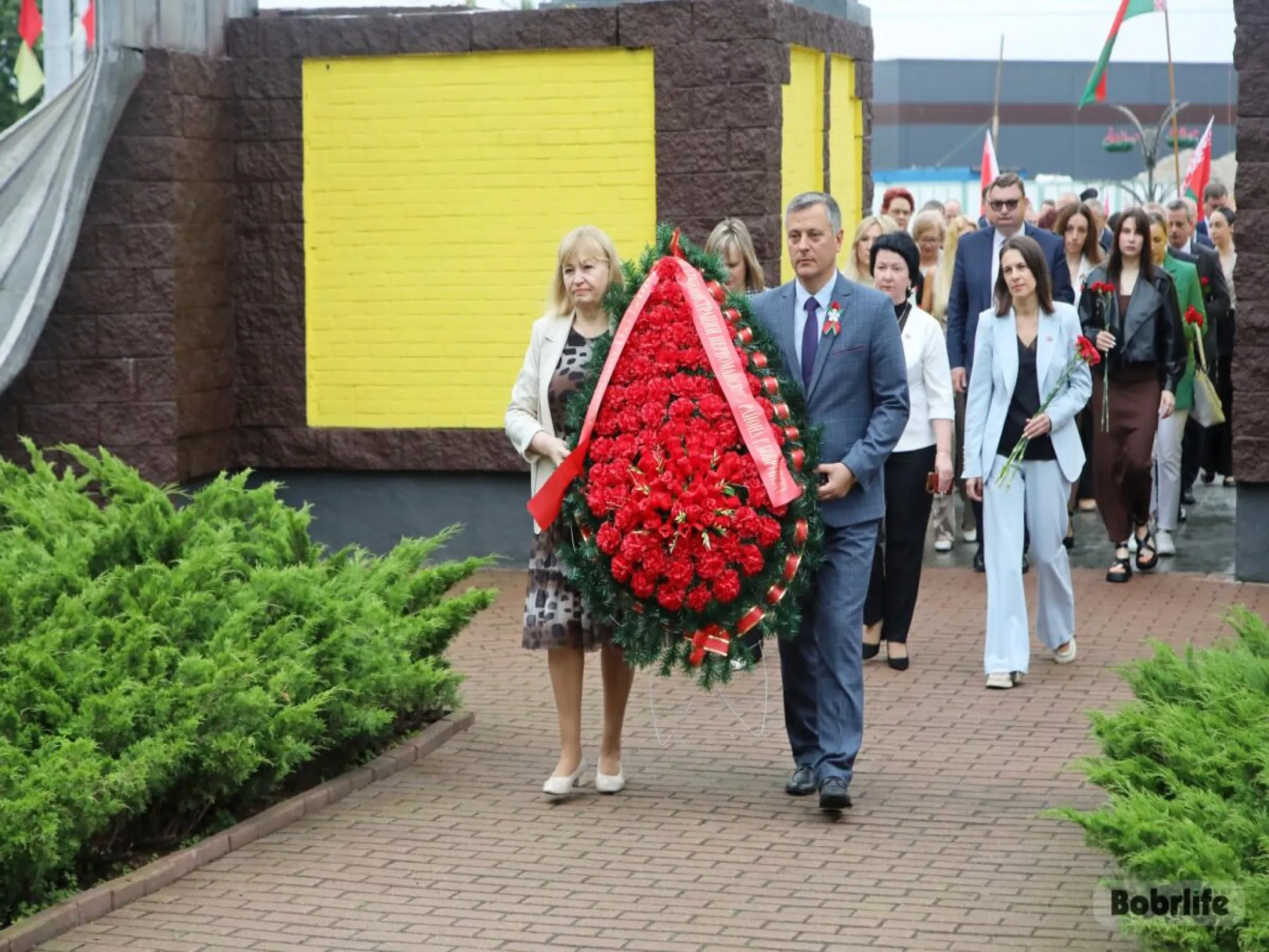 Мы помним. Состоялась церемония возложения цветов к братской могиле и мемориалу в честь воинов-освободителей